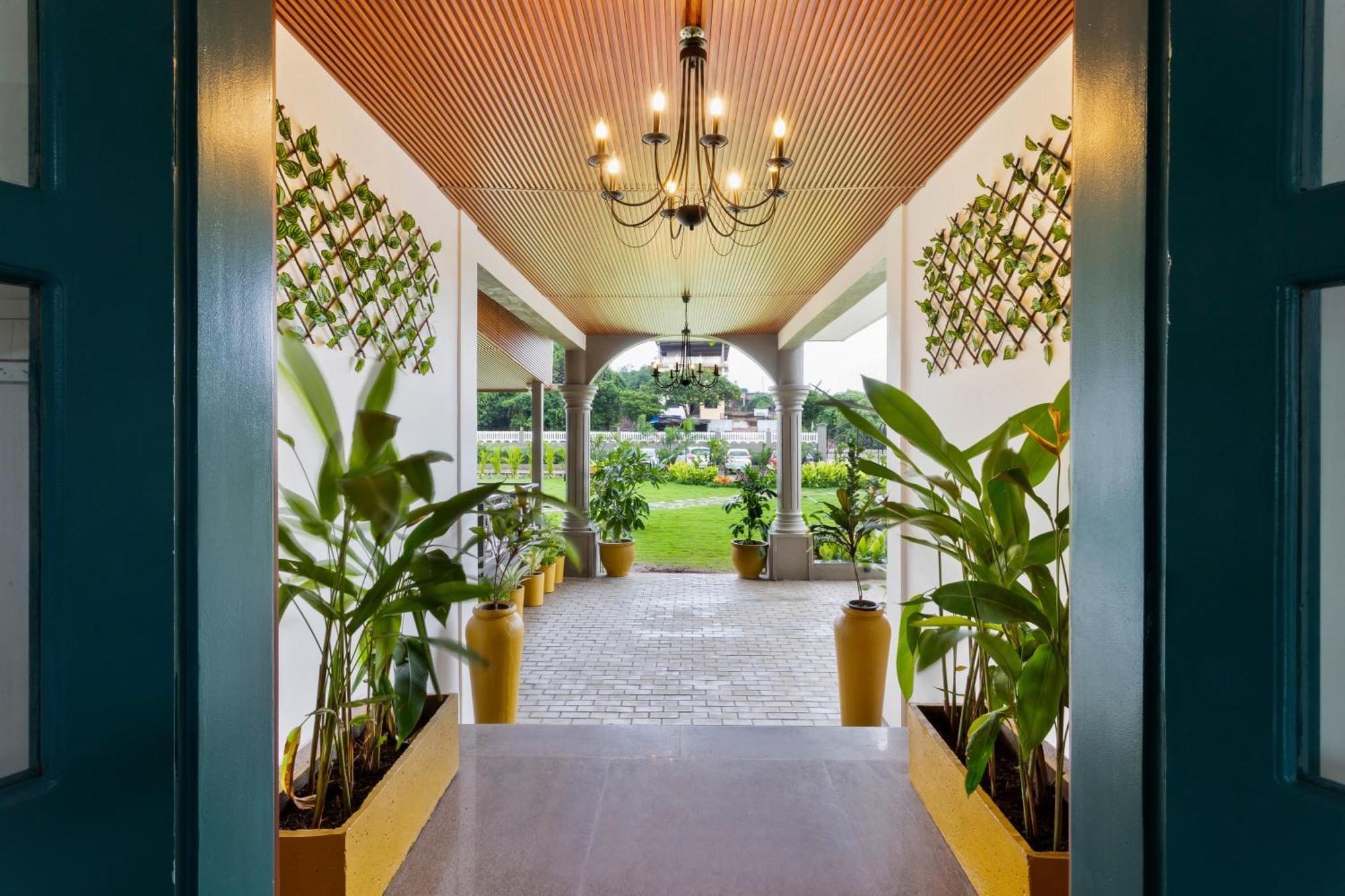 Stone Wood Hotel Amboli エクステリア 写真