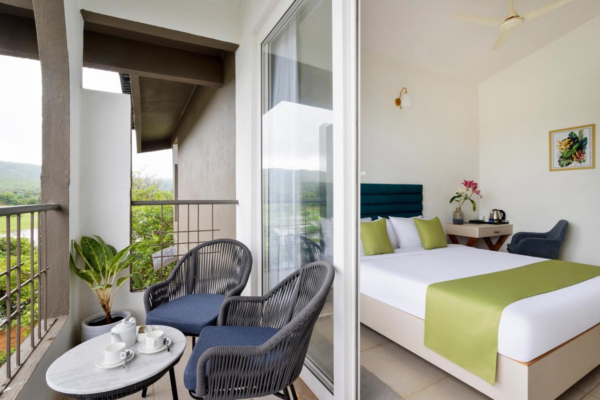 Stone Wood Hotel Amboli エクステリア 写真