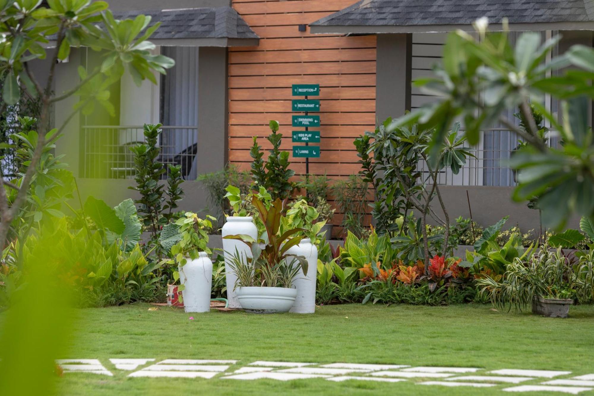 Stone Wood Hotel Amboli エクステリア 写真