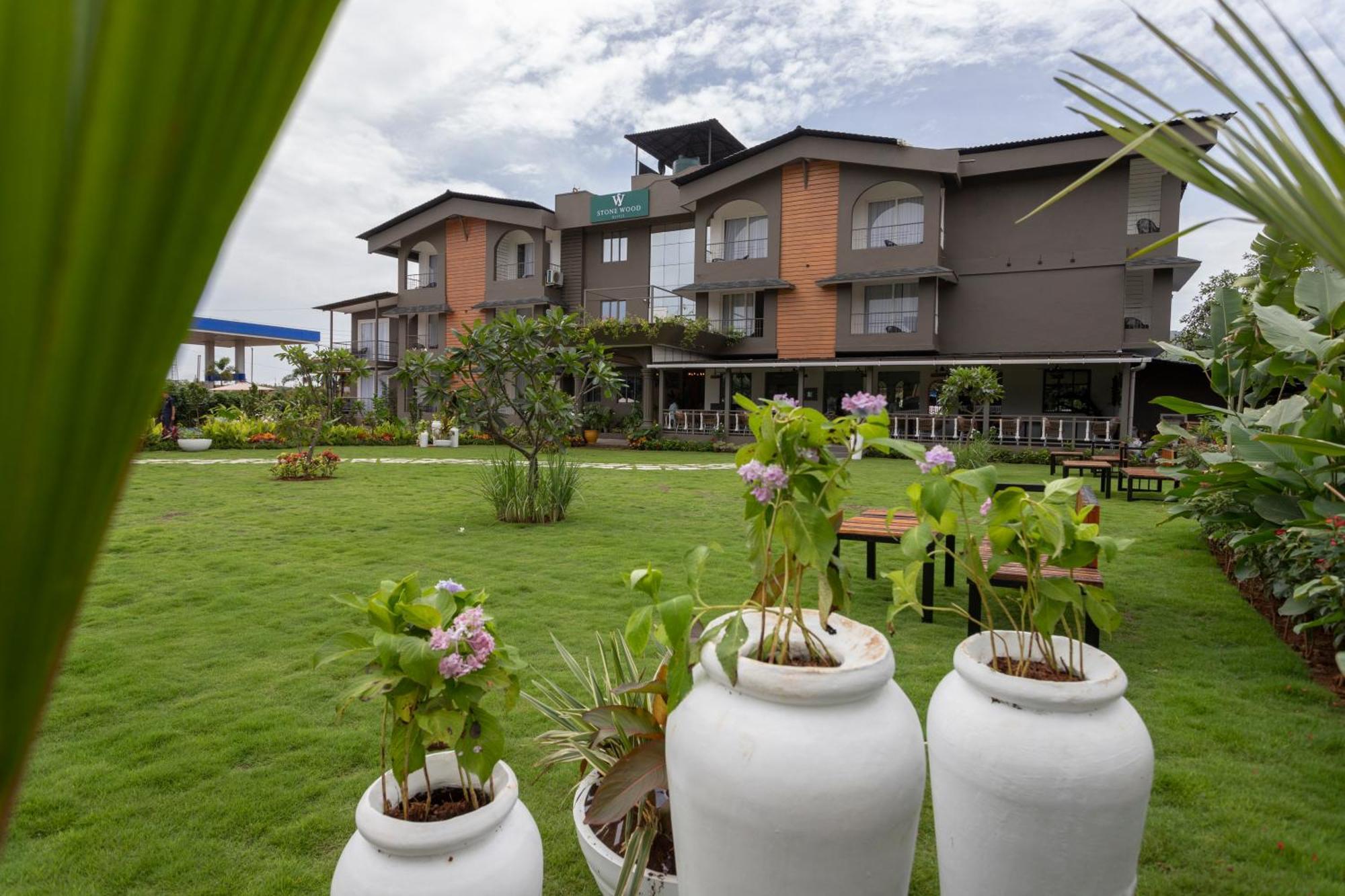 Stone Wood Hotel Amboli エクステリア 写真