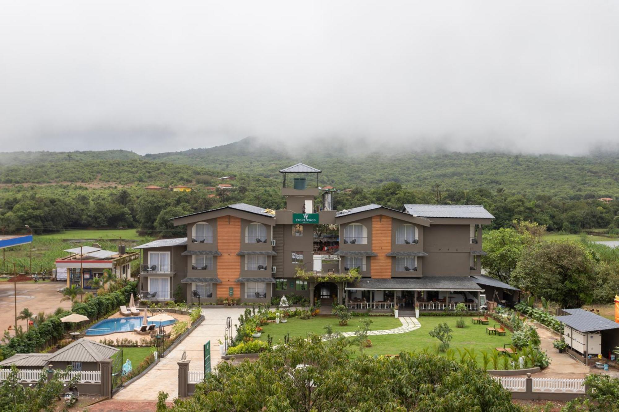 Stone Wood Hotel Amboli エクステリア 写真