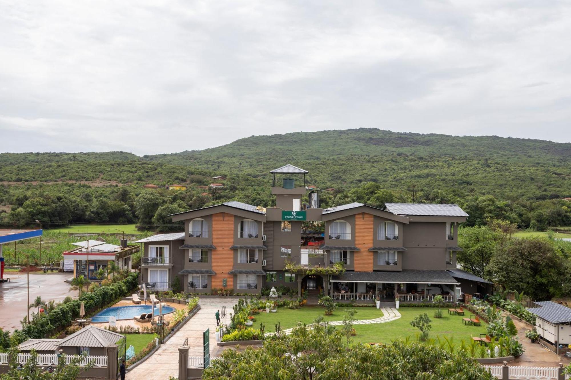 Stone Wood Hotel Amboli エクステリア 写真