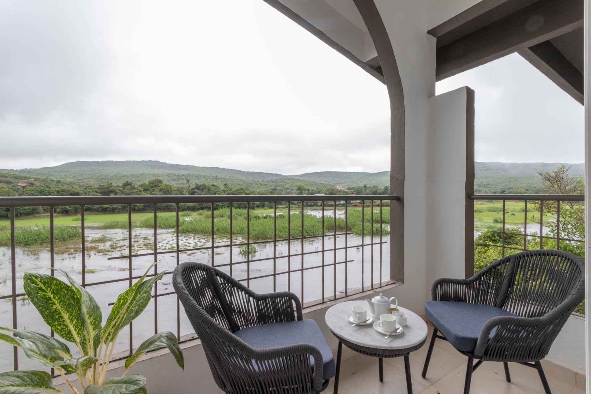 Stone Wood Hotel Amboli エクステリア 写真