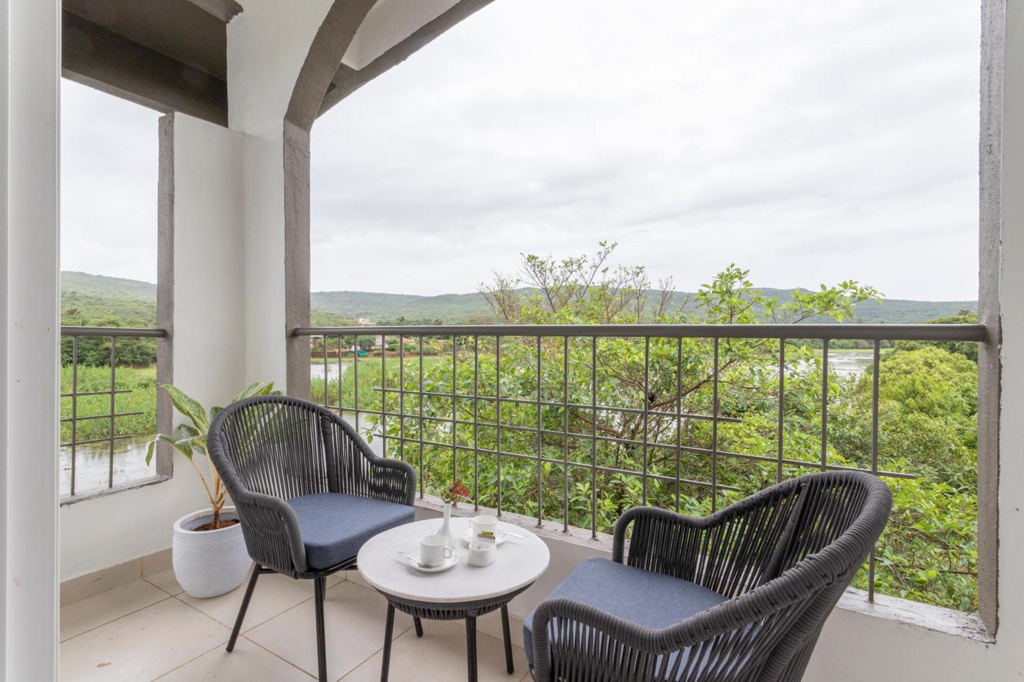 Stone Wood Hotel Amboli エクステリア 写真