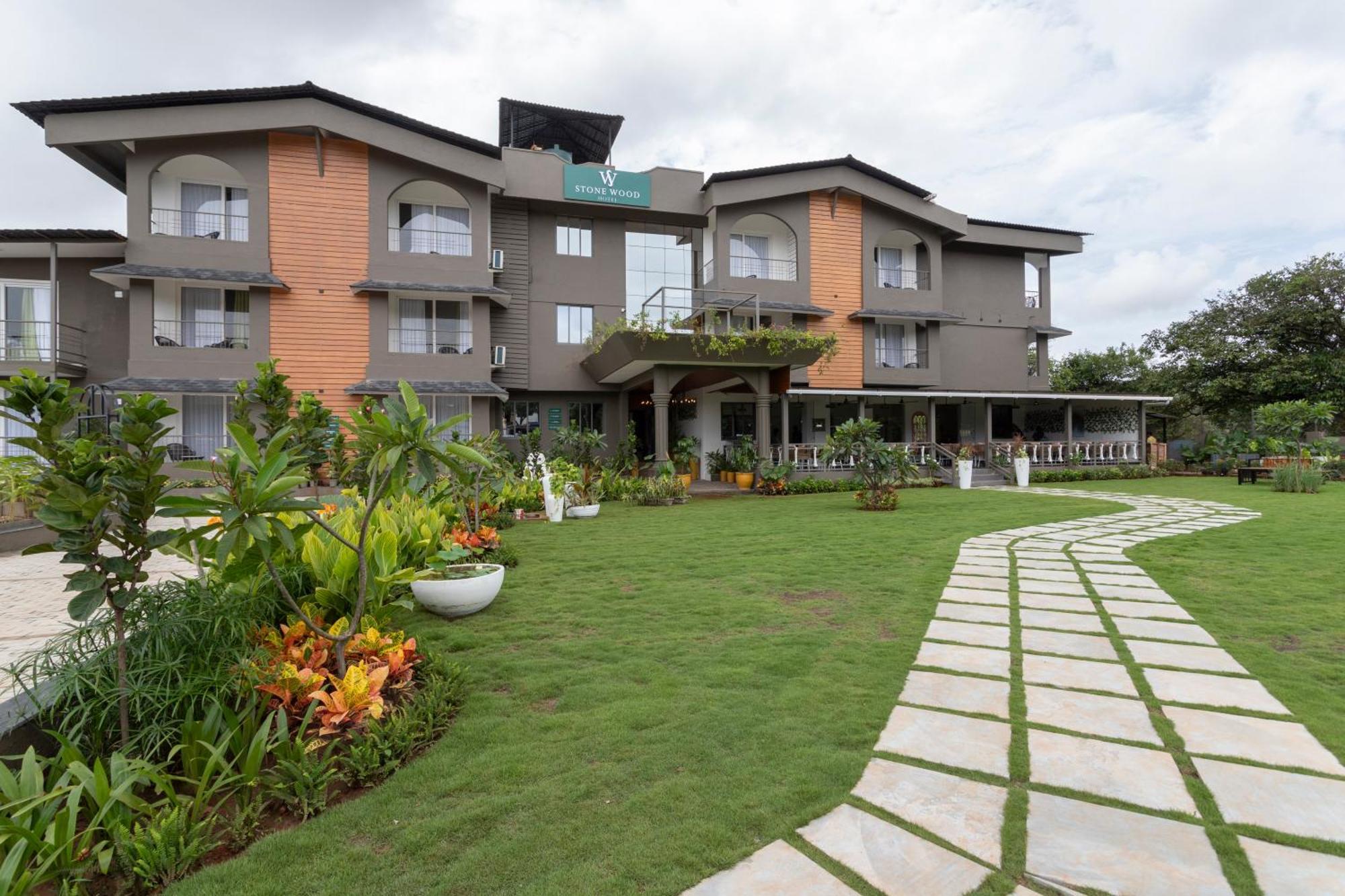 Stone Wood Hotel Amboli エクステリア 写真