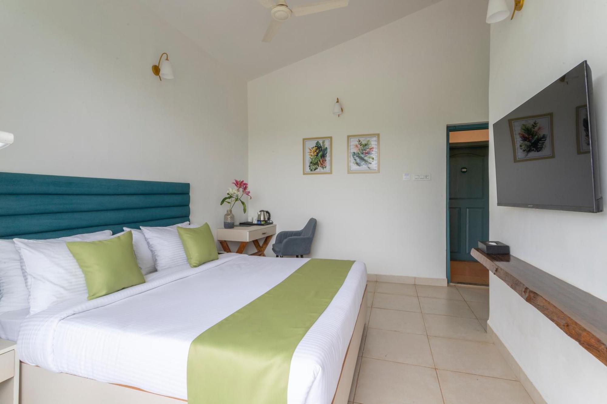 Stone Wood Hotel Amboli エクステリア 写真