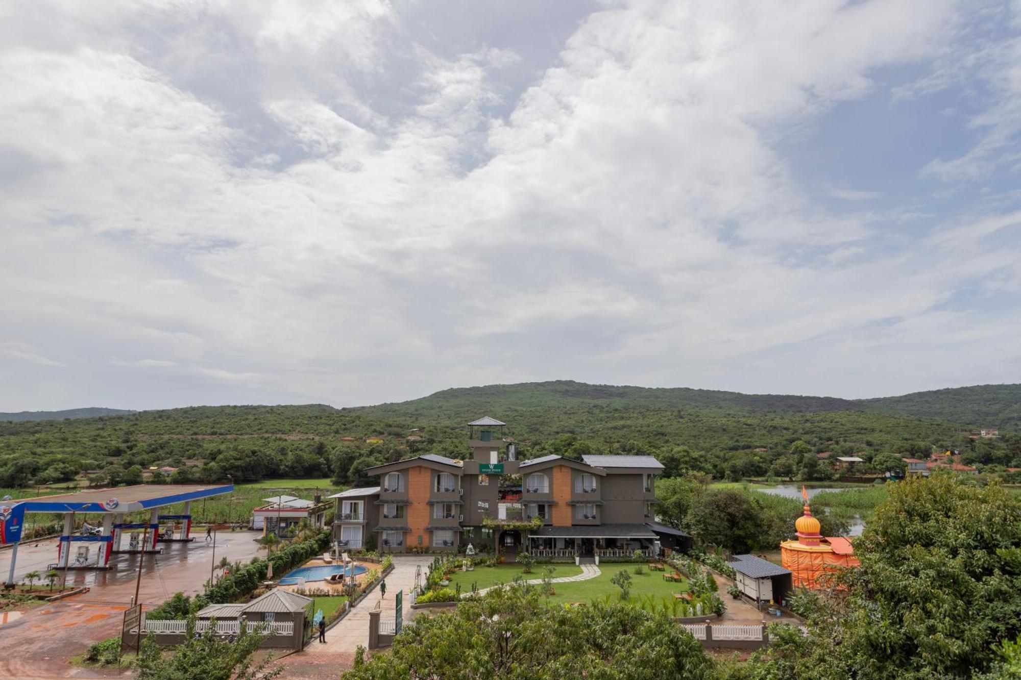 Stone Wood Hotel Amboli エクステリア 写真