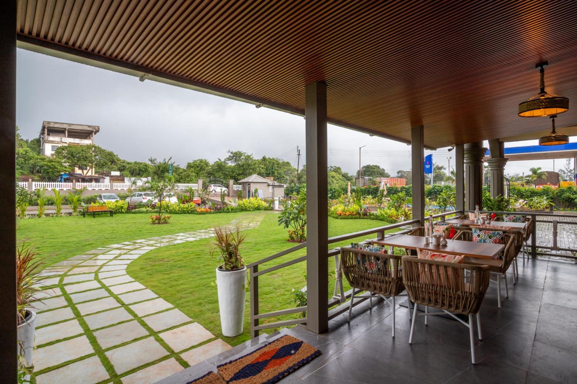 Stone Wood Hotel Amboli エクステリア 写真